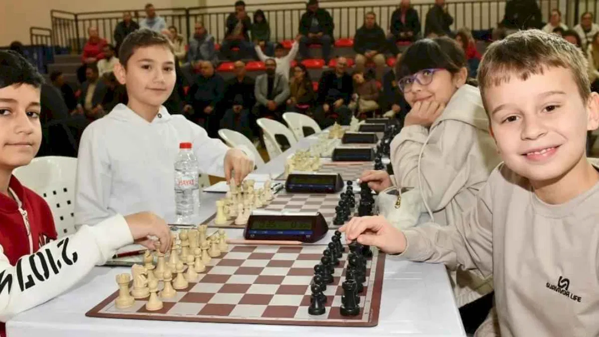 İzmir Çiğli'de satranç heyecanı yaşandı