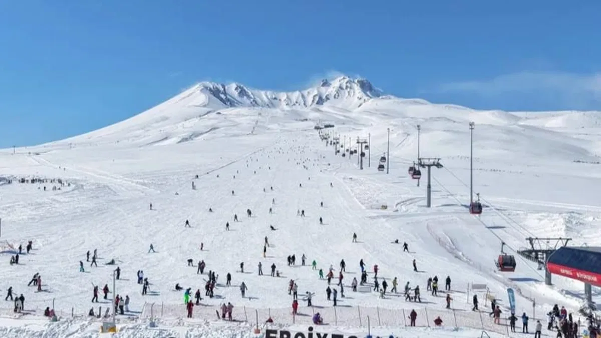 Rekortmen Erciyes yeni kayakseverleri bekliyor