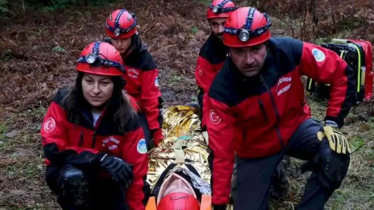 Sakarya'da bin rakımda zorlu görev... Gerçeği aratmadı