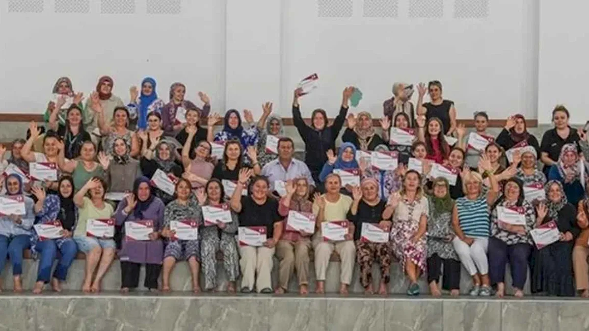 Denizli'de 'Yüzme Bilmeyen Kalmasın' projesinde kadınlar sertifikalarını aldı