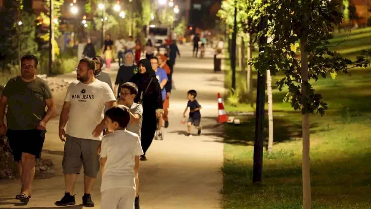 Kayseri Talas'ta millet açılmadan bahçesine akın etti