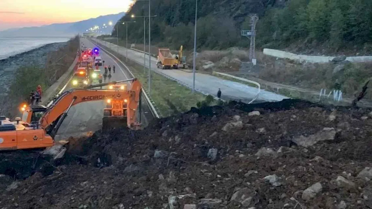 Artvin'de heyelan kabusu: Dağ koptu yola indi! O yol çift yönlü ulaşıma kapandı!