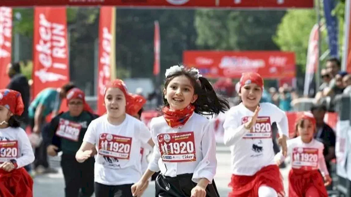 Binlerce çocuktan 23 Nisan'da neşeli adımlar