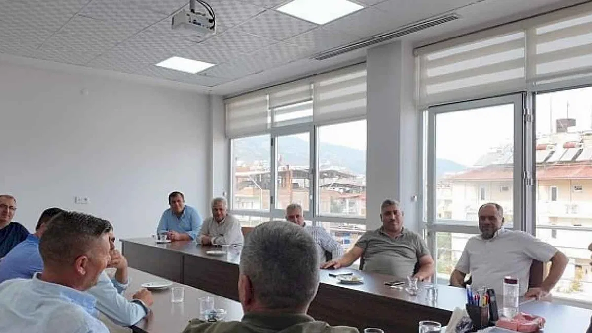Başkan Özel, Mermer Sektörü Temsilcileriyle bir araya geldi.