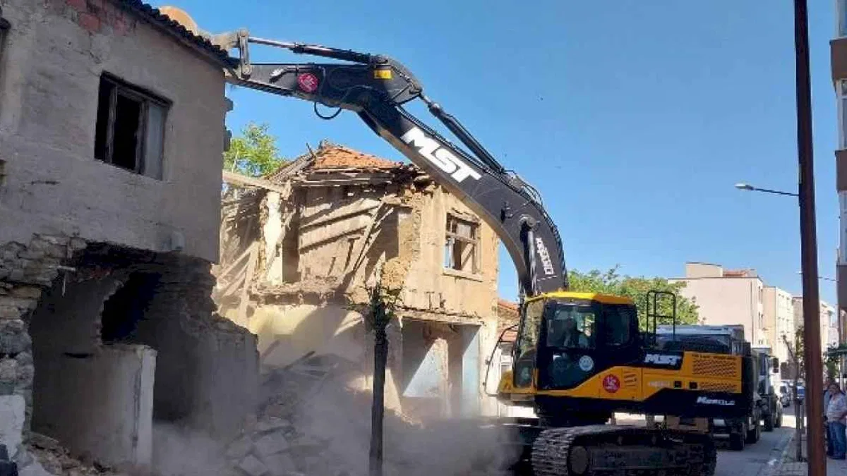 Edirne Keşan'da metruklara yıkım