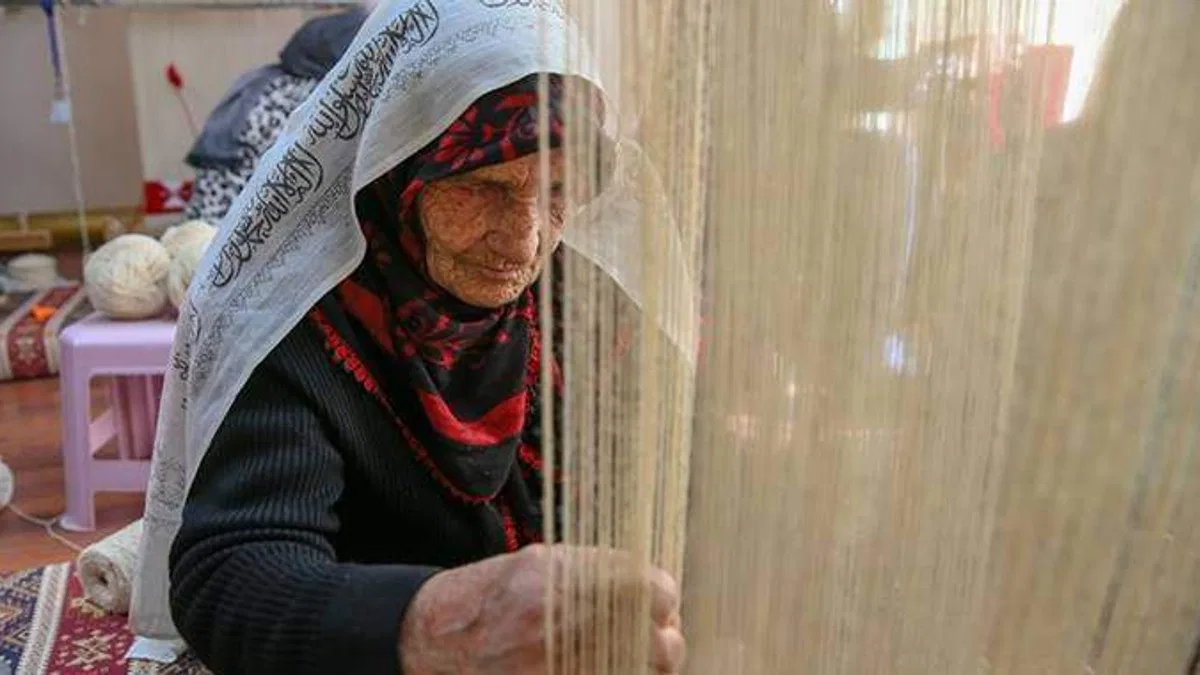 Dokuma kursunun 85 yaşındaki kursiyeri hem öğreniyor hem öğretiyor