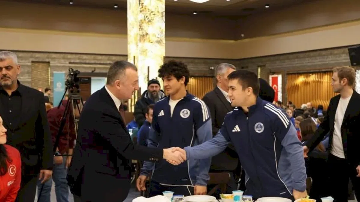Kocaeli'de Başkan Büyükakın başarılı sporcularla iftar yaptı
