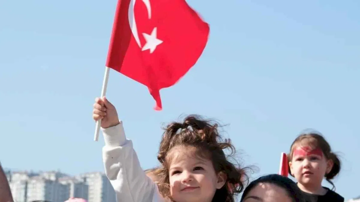 Milli İrade Meydanı çocukların neşesi ile cıvıl cıvıl
