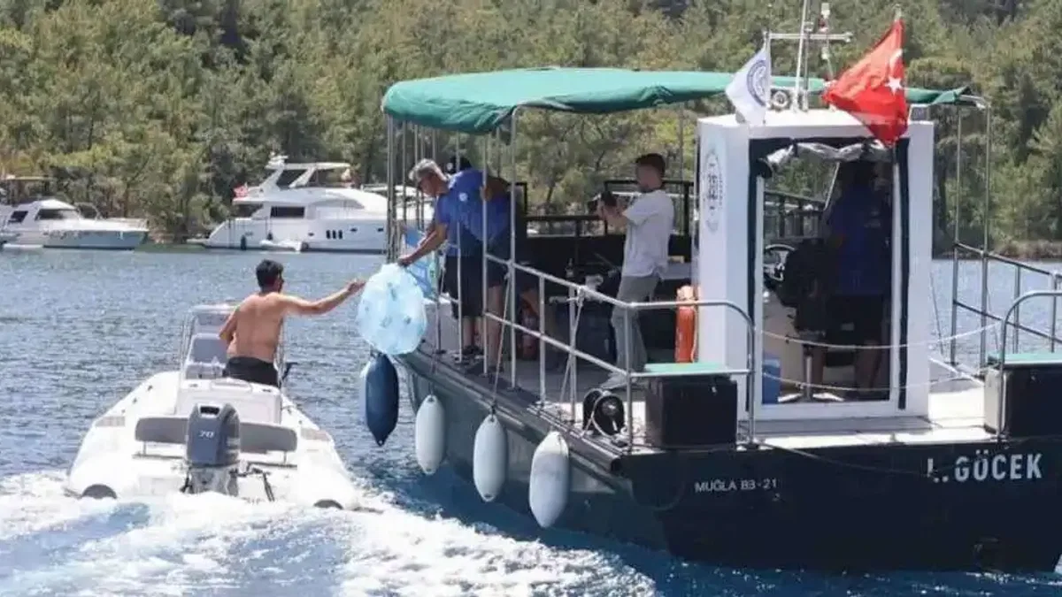 Muğla’nın mavi koyları 8 atık alım teknesiyle korunuyor