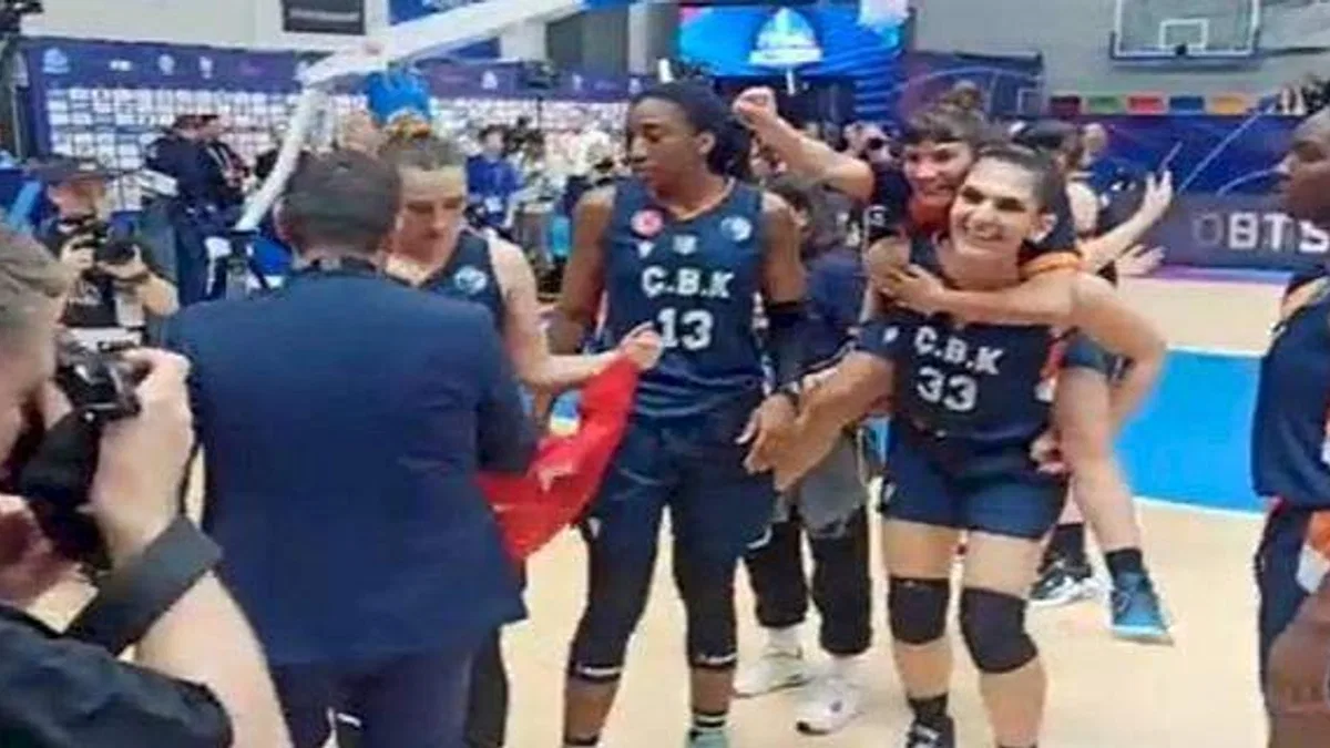 Prag'da Türk bayrağına karşı çirkin tavır