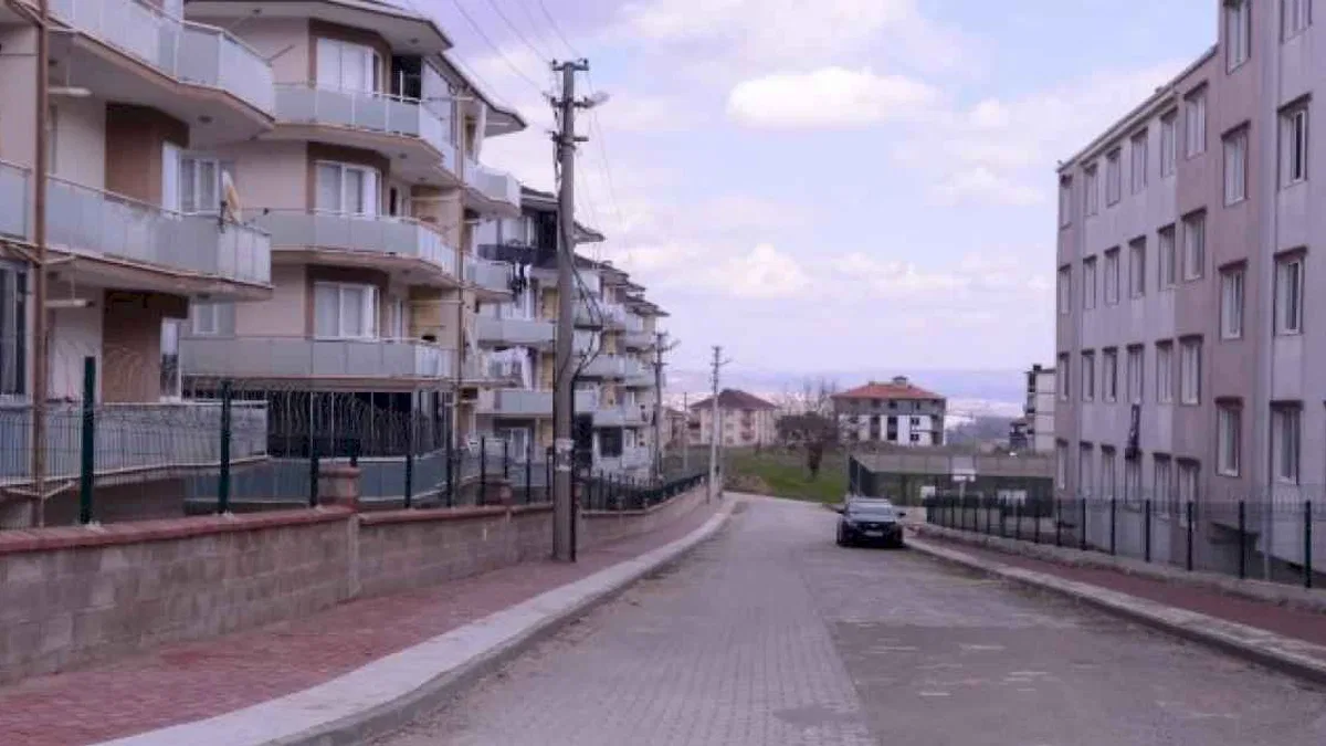 İnegöl Yeniceköy’de yol kaplama ve tretuvar çalışması