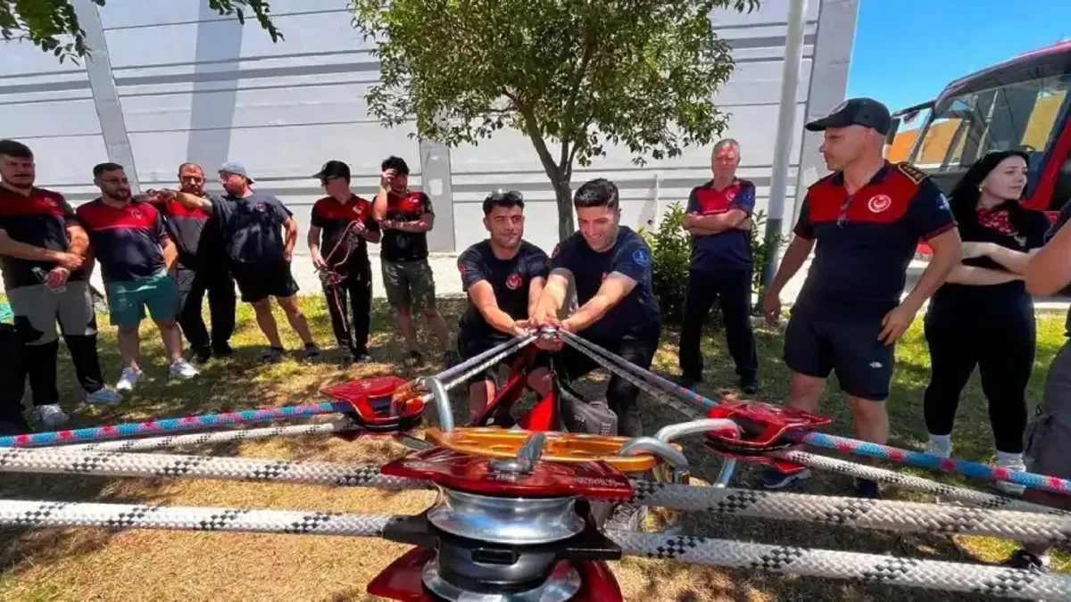 İtfaiyeciler arama kurtarma kampında