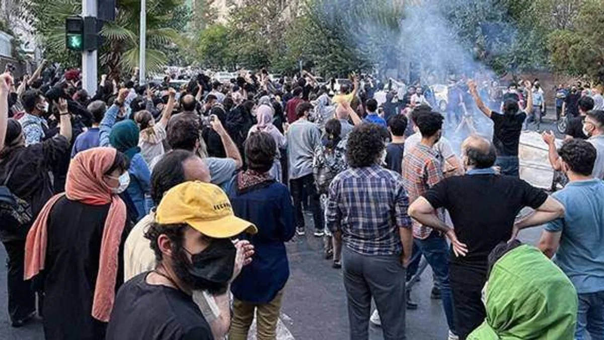 İran'daki protestolarda polis ve göstericilere ateş açıldı: 4 kişi öldü