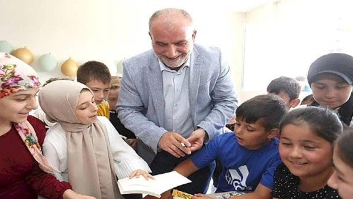 Başkan Sandıkçı'dan Miniklere Hediye