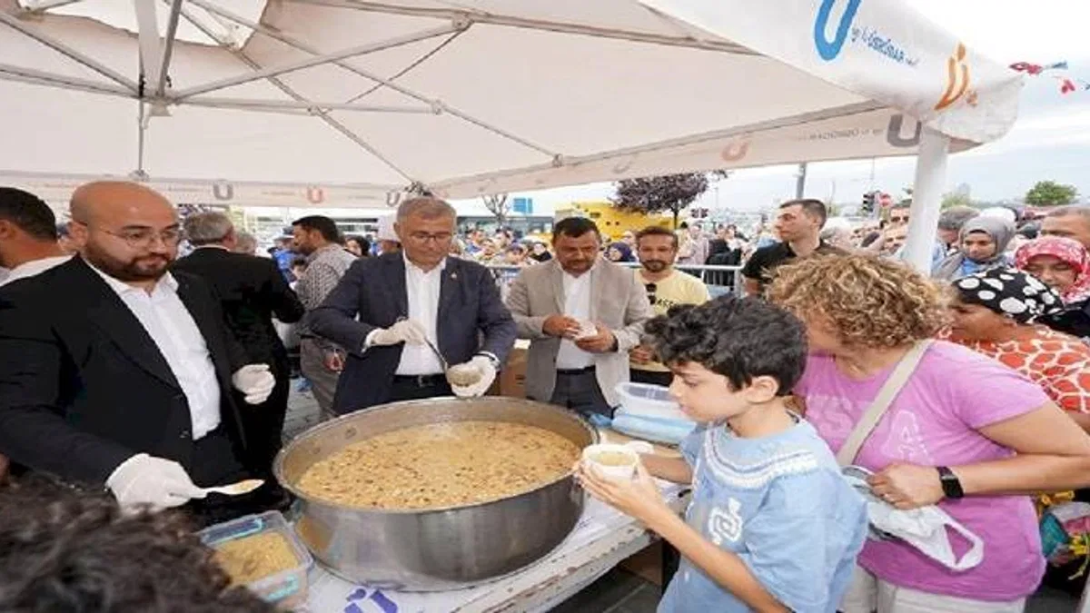Üsküdar Meydanı'nda 10 bin kişiye aşure