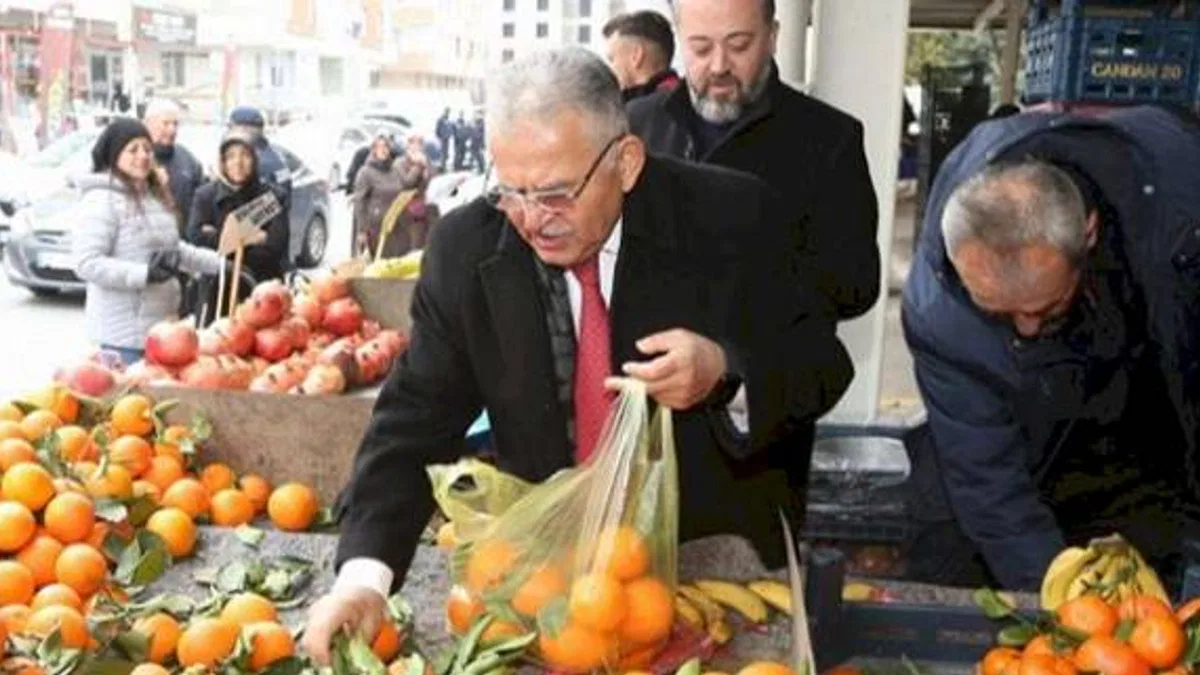 Başkan Büyükkılıç, semt pazarında tezgahın arkasına geçti