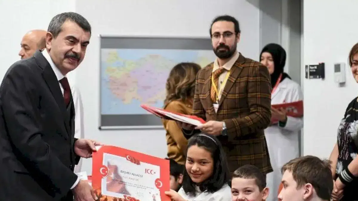 Tatilde dijital bağımlılığa karşı kitap okuma tavsiyesi