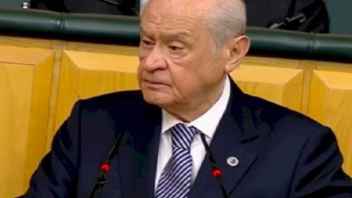 Bahçeli yeni takımını duyurdu... Tribündeki sloganlara tepki!