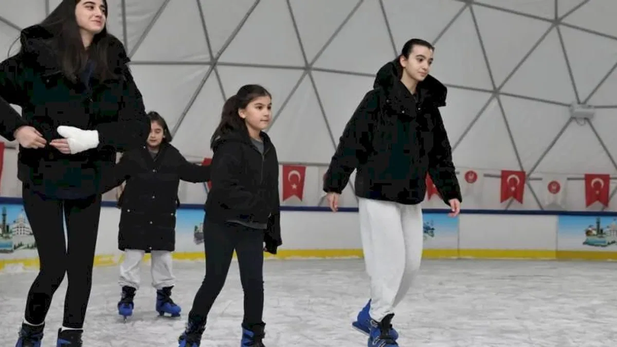 Ankara Keçiören’de sömestir eğlencesi gerçek buz pistinde