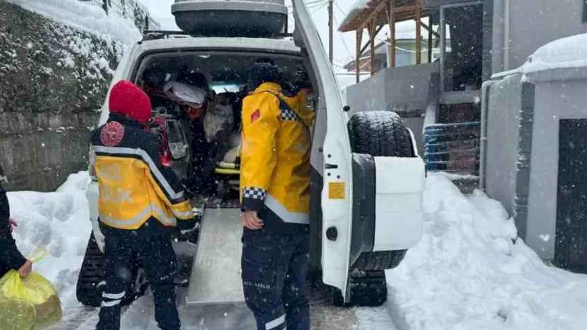 Düzce'de kar paletli ambulansla zorlu kurtarma