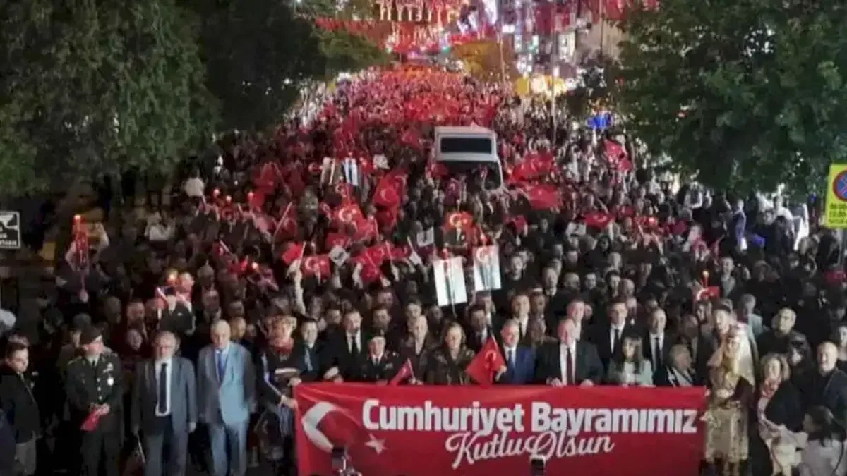 Manisa’da Cumhuriyet coşkusu meydanlara taştı