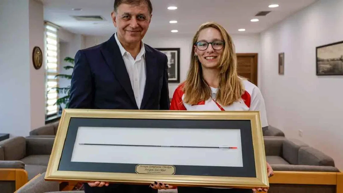 İzmir'de şampiyon okçu Dünya Yenihayat’tan Başkan Tugay'a ziyaret
