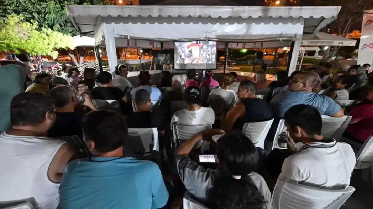 Mersin’de Engelsiz Yaşam Parkı’nda açık hava sinema keyfi