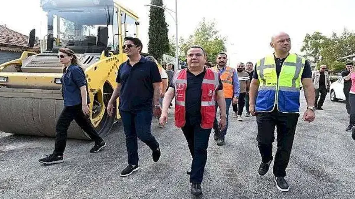 Başkan Böcek Döşemealtında asfalt çalışmalarını inceledi