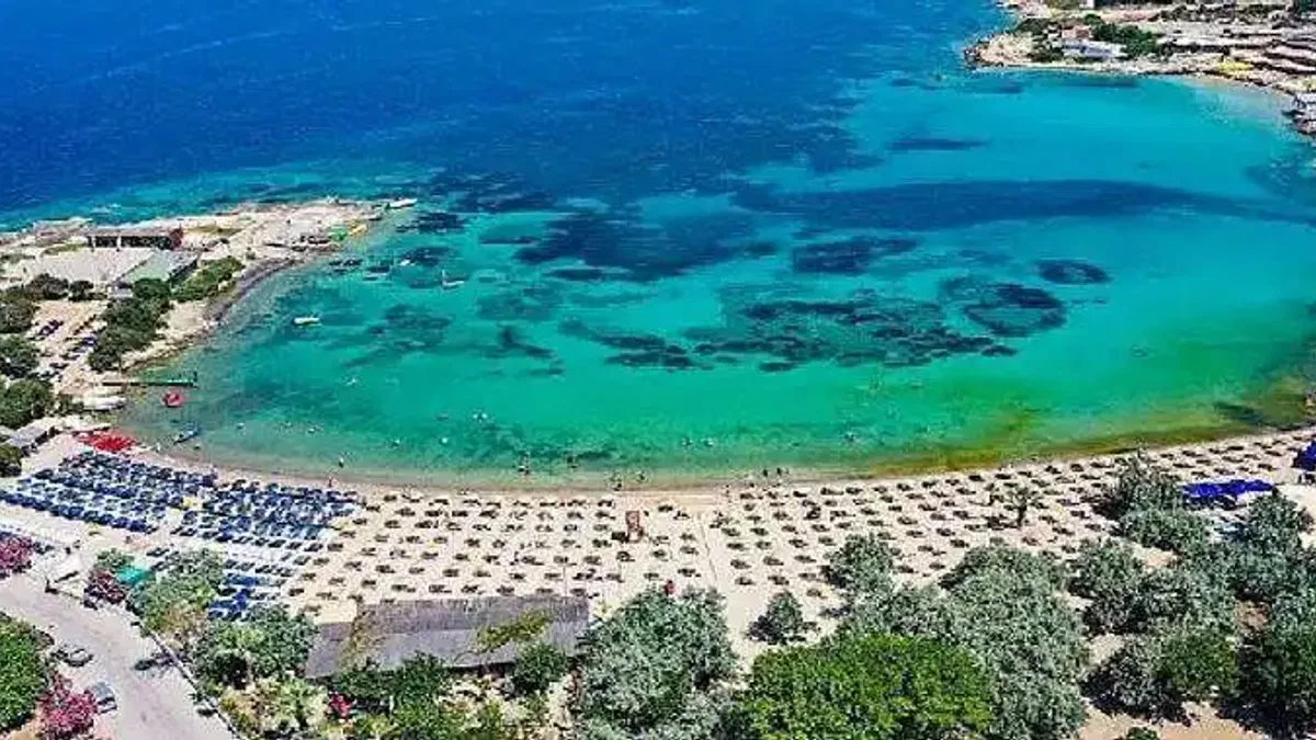 Seferihisar'da plajlara "mavi bayraklar" asıldı