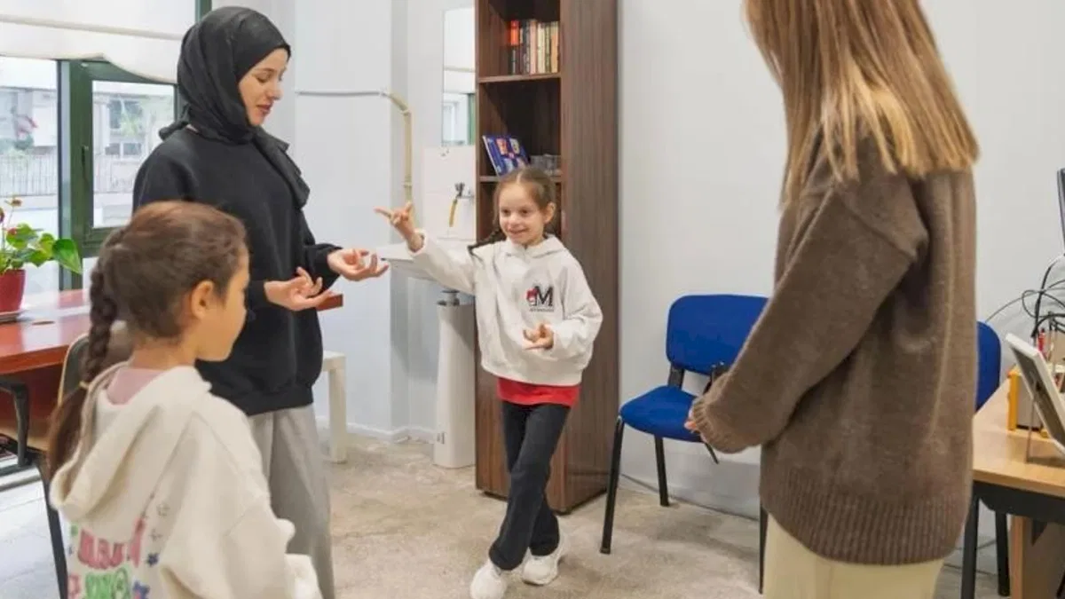 İzmir’de renkli harfler projesi ile çocuklara kitaplı destek