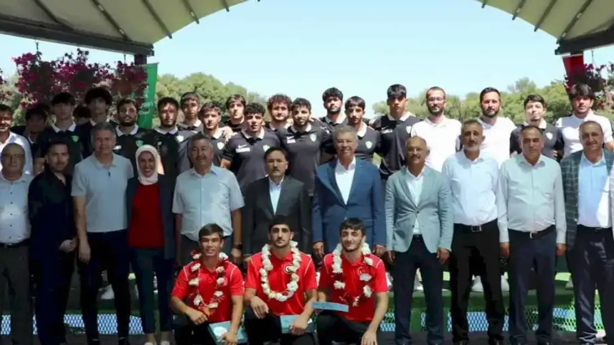 Kayseri Şekersporlu mili güreşçiler için ödül töreni