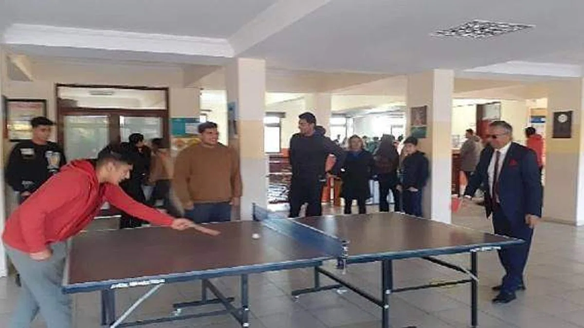 Başkan Topaloğlu, lise öğrencileriyle masa tenisi oynadı