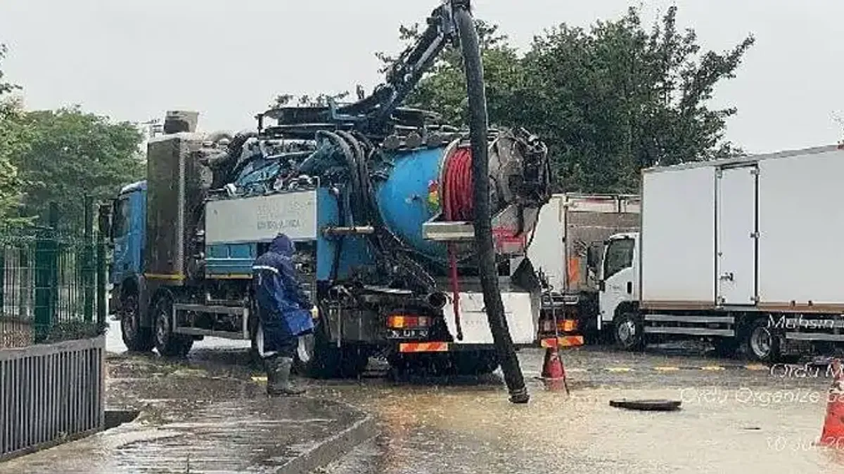 İBB Yardım ekipleri sel bölgelerinde