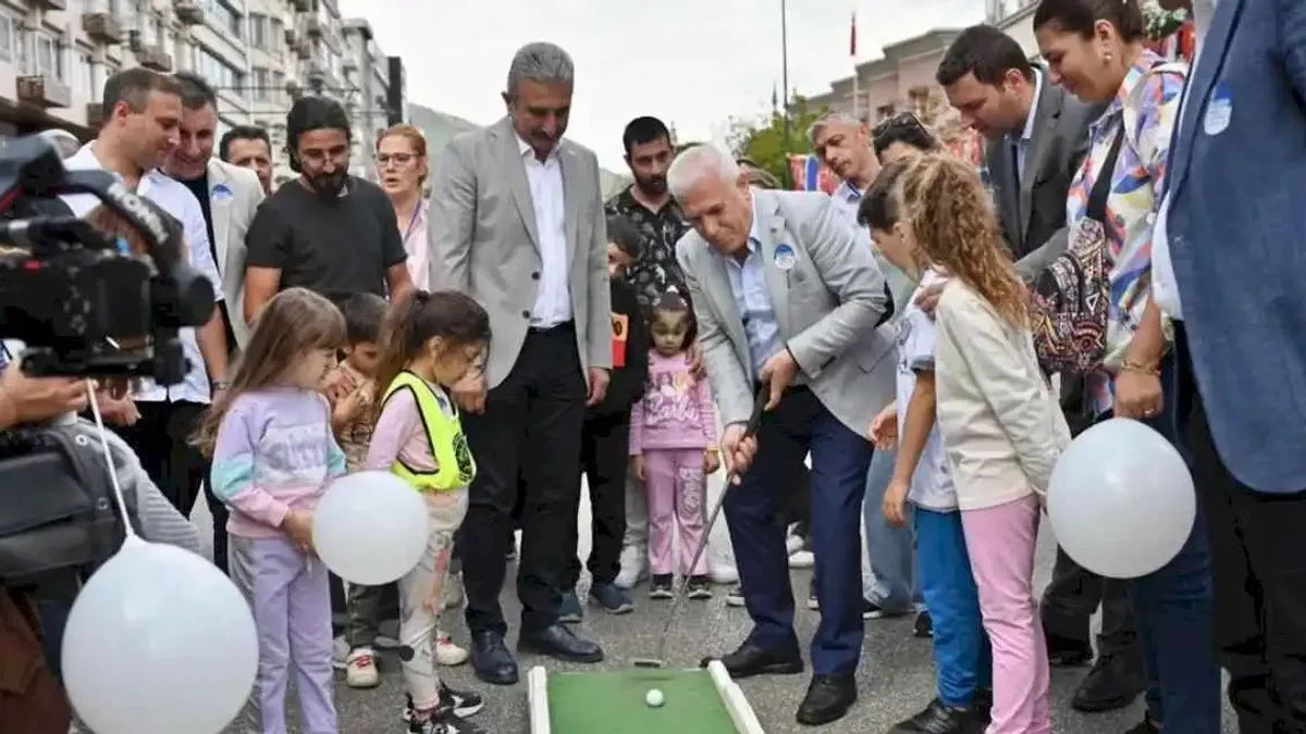 Haydi çocuklar, Heykel'de buluşuyoruz