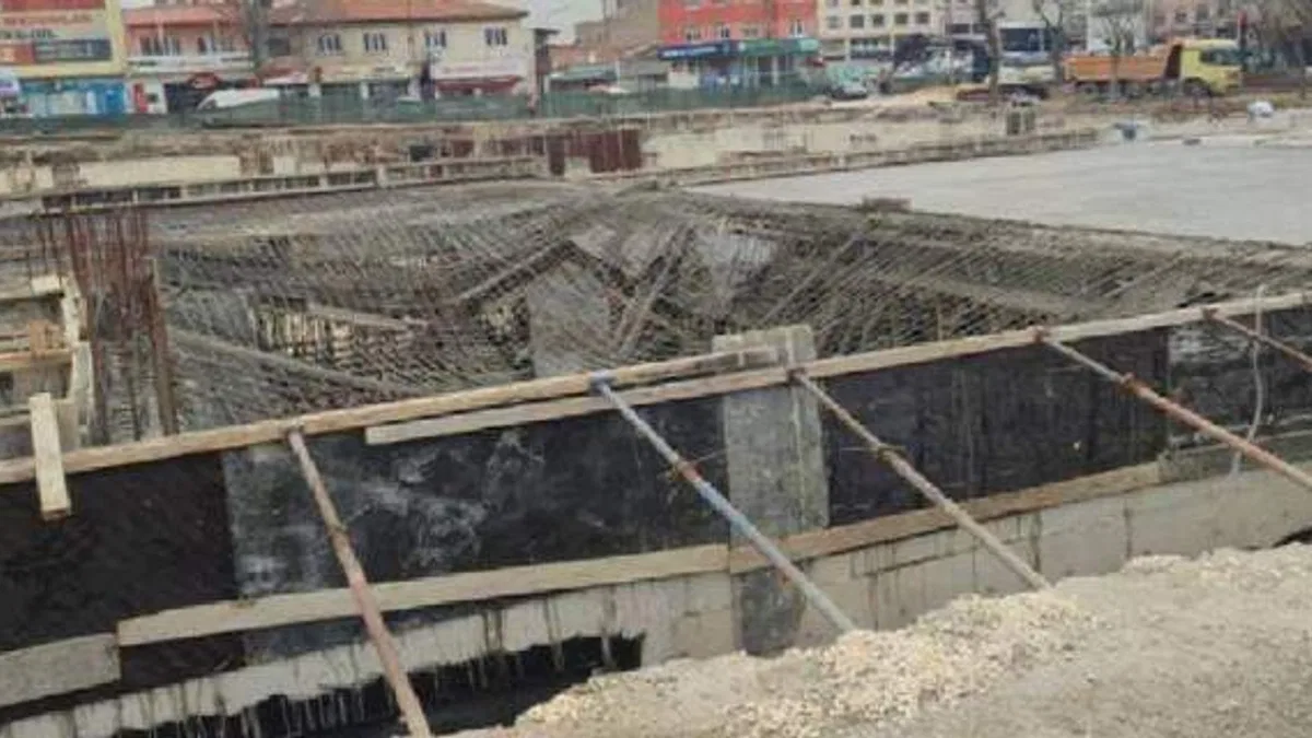 Keşan Belediyesi'ne ait otopark inşaatı çöktü