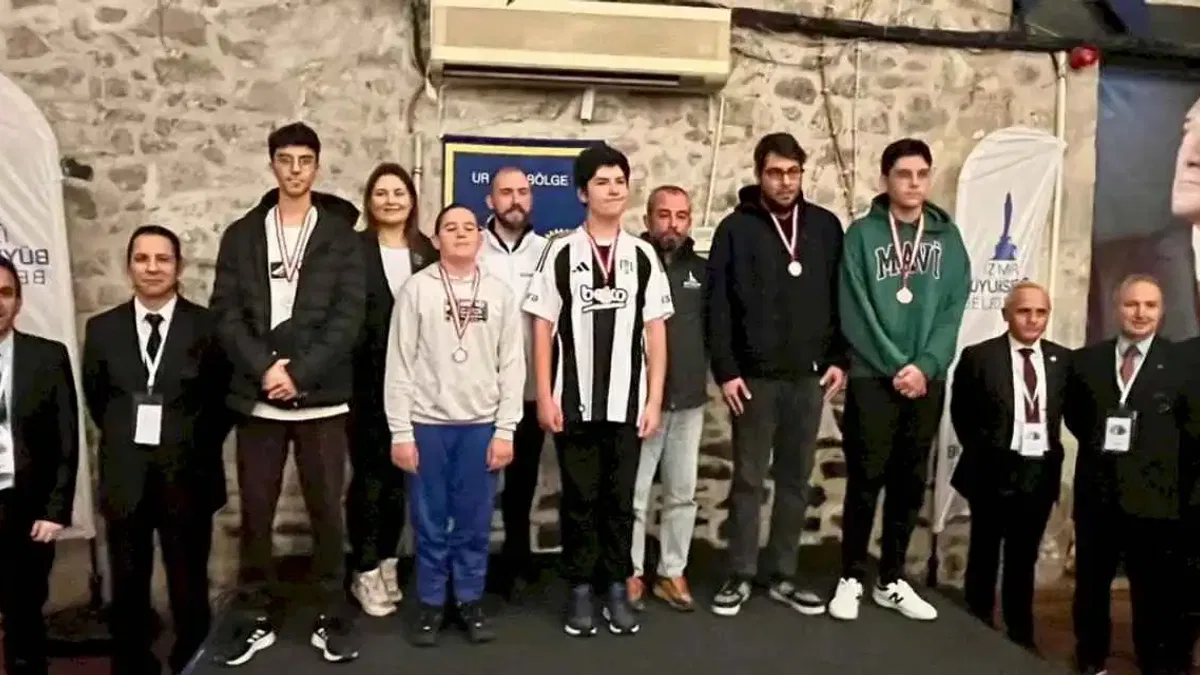 İzmir'de geleneksel satranç turnuvası tamamlandı