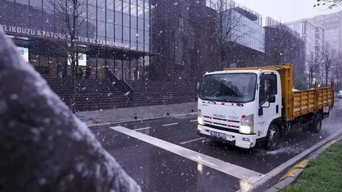 İstanbul Beylikdüzü'nde karla mücadele mesaisi