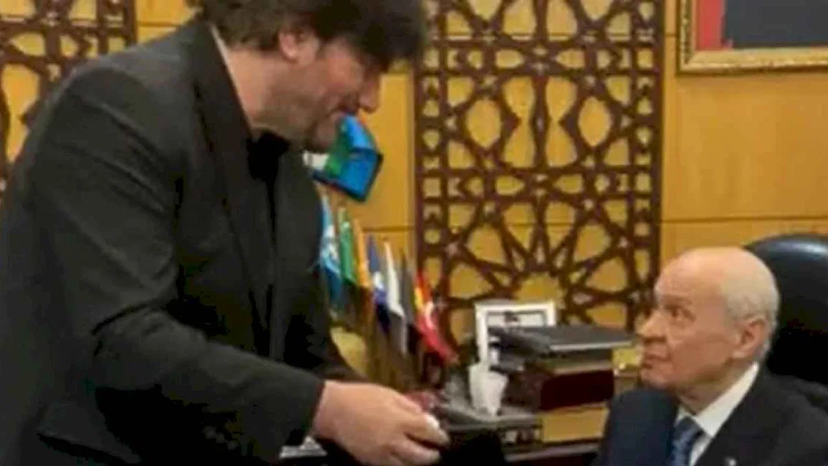 Ahmet Şafak'tan Devlet Bahçeli'ye çifte takdim