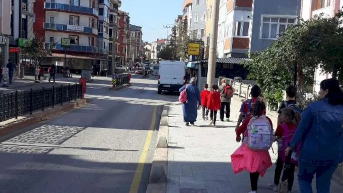Edirne Keşan'da kaldırıma park eden araçlar isyan ettirdi!