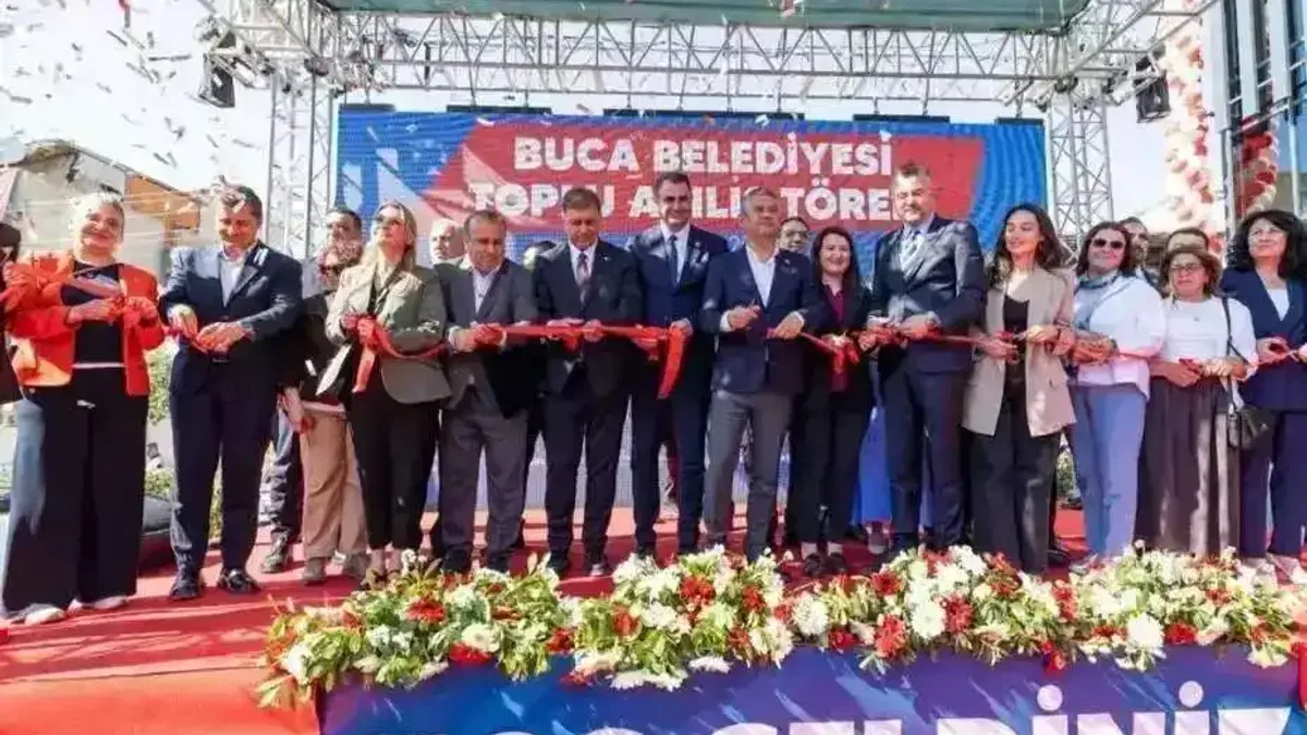 İzmir Buca’da 16 proje CHP lideri Özel'in katılımıyla açıldı