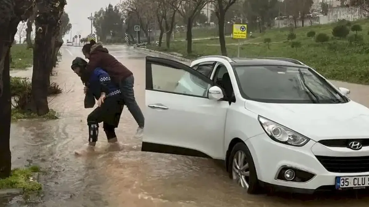 İzmir’de zabıta ekipleri vatandaşları sırtında taşıdı