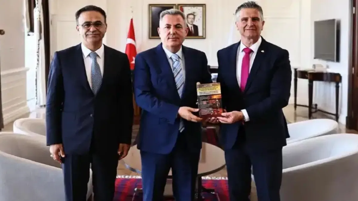 Vali Elban'a İzmir Eğitim Müfettişleri'nden 'Disiplin Soruşturması' kitabı