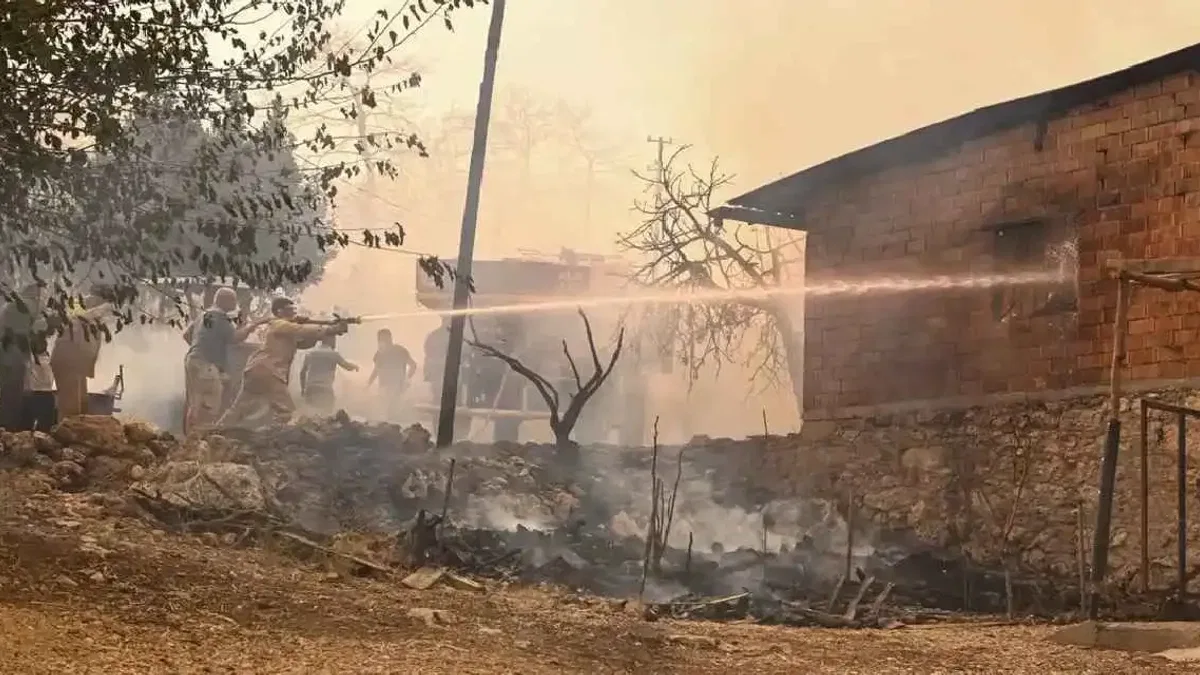Antalya Aksu’daki yangın için bini aşkın personel görevde