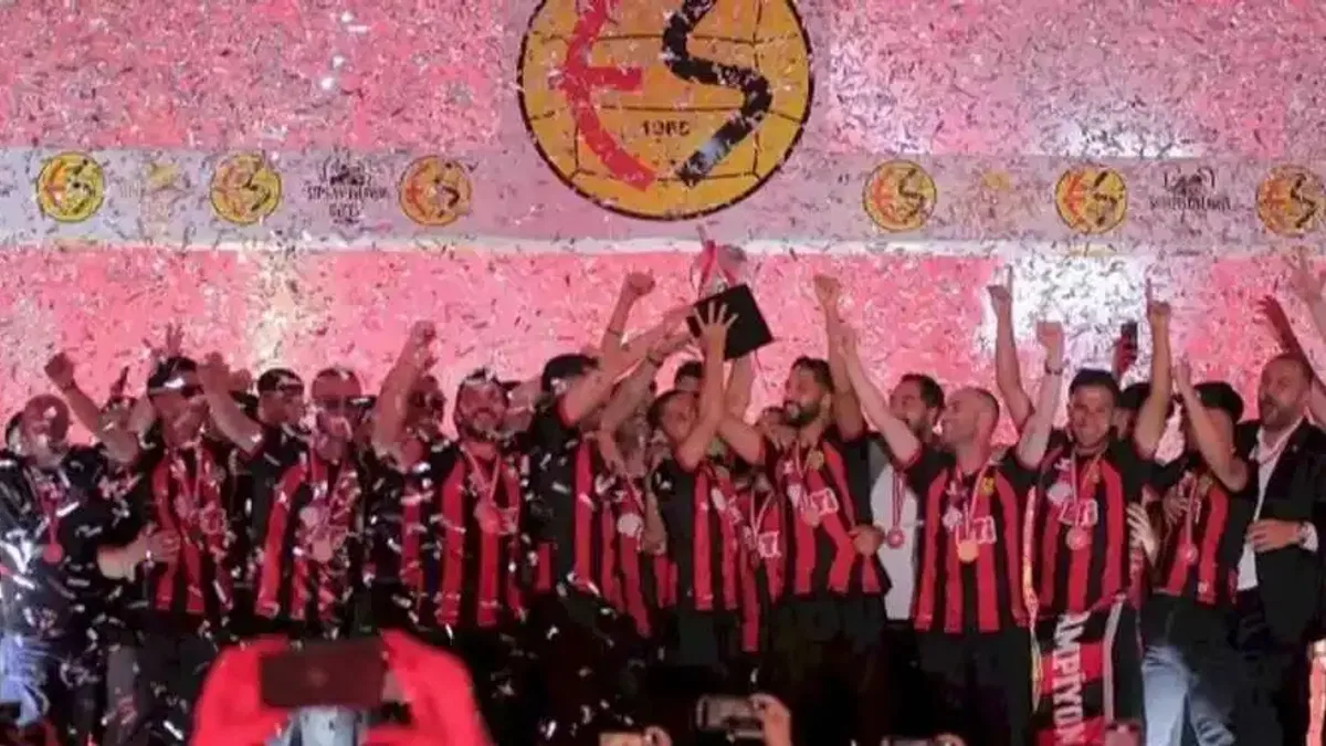 Eskişehirspor şampiyonluğunu sahada kutladı