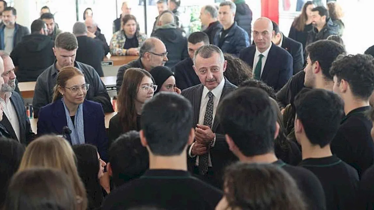 Gençler, Milli İrade Meydanı'ndan çıkmak istemeyecek; Büyükşehir'den İzmit'e 7/24 açık kütüphane