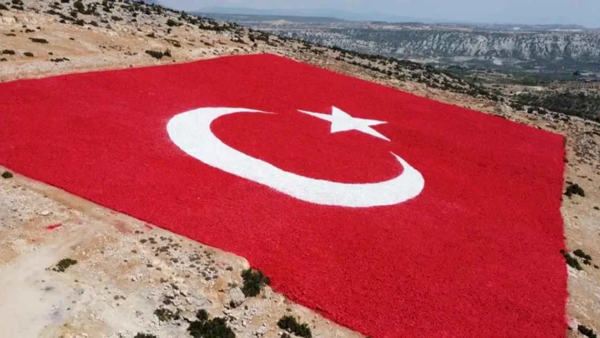 25 kadın usta en büyük Türk Bayrağını Zafer için boyadı