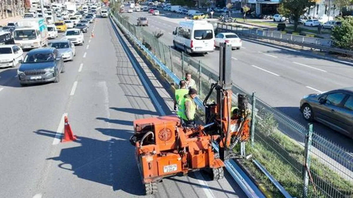 Antalya Gazi Bulvarı’nda otokorkuluk çalışması