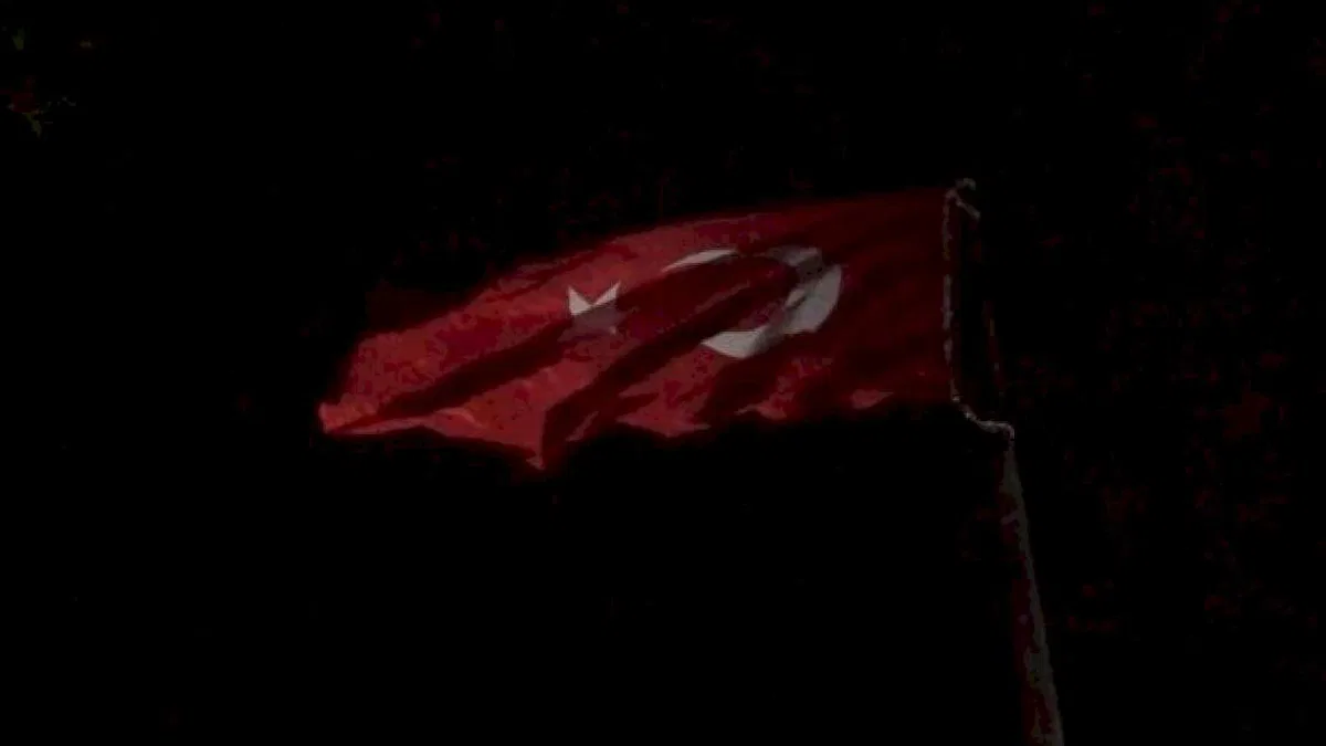 Manisa Akhisar'da dev Türk Bayrağı gönderde