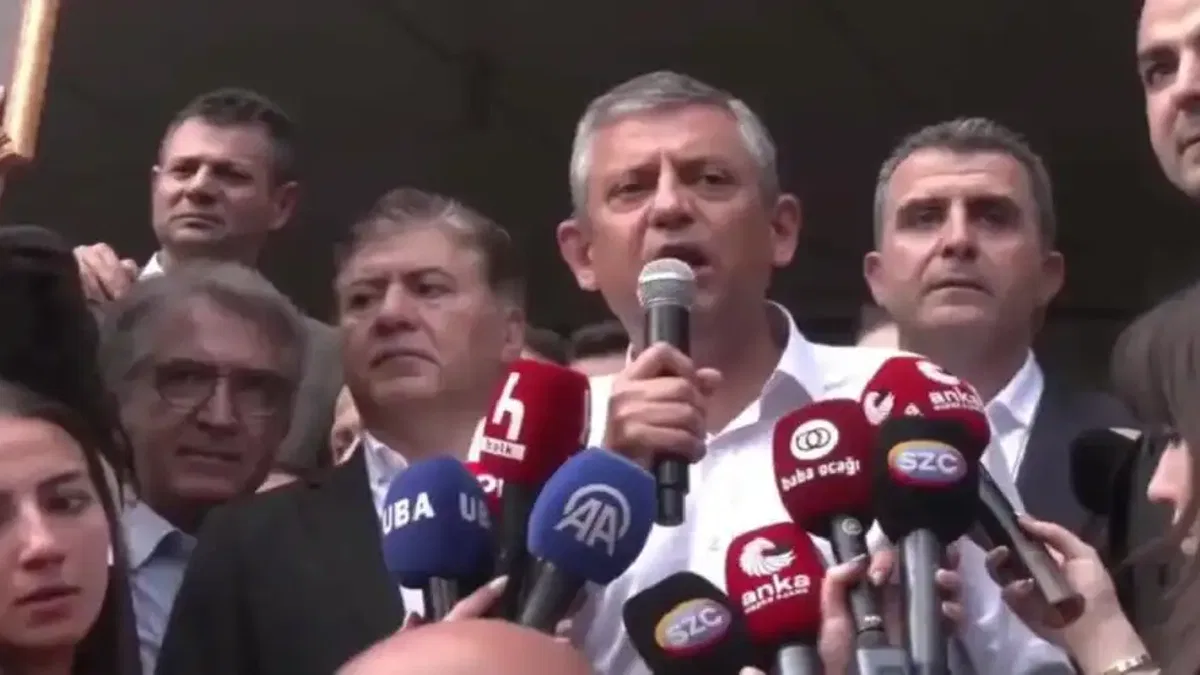 Özgür Özel: CHP sokakta, meydanda, yoldadır... Geri gelmek üzere çıkıyorum!