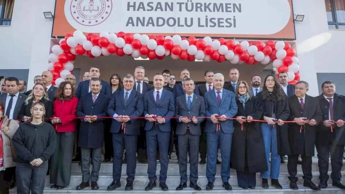 CHP lideri Özel, İzmir'de okul ve kent lokantasını açtı